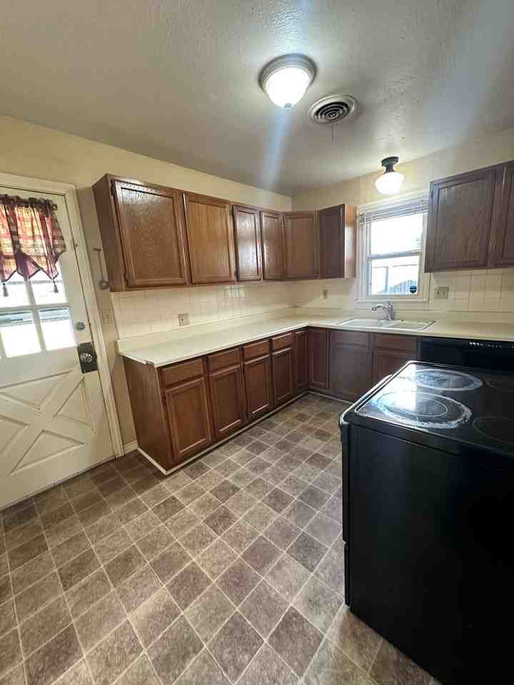 1502 S Milam St - Photo 5 of 13