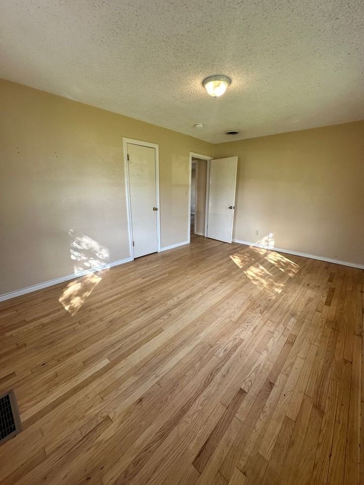 1502 S Milam St - Photo 7 of 13