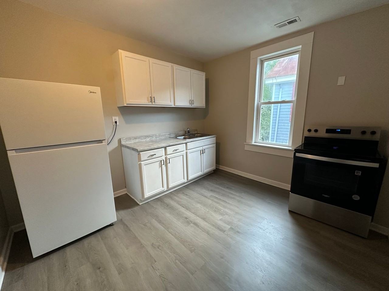 211 E Gale St - Photo 5 of 6