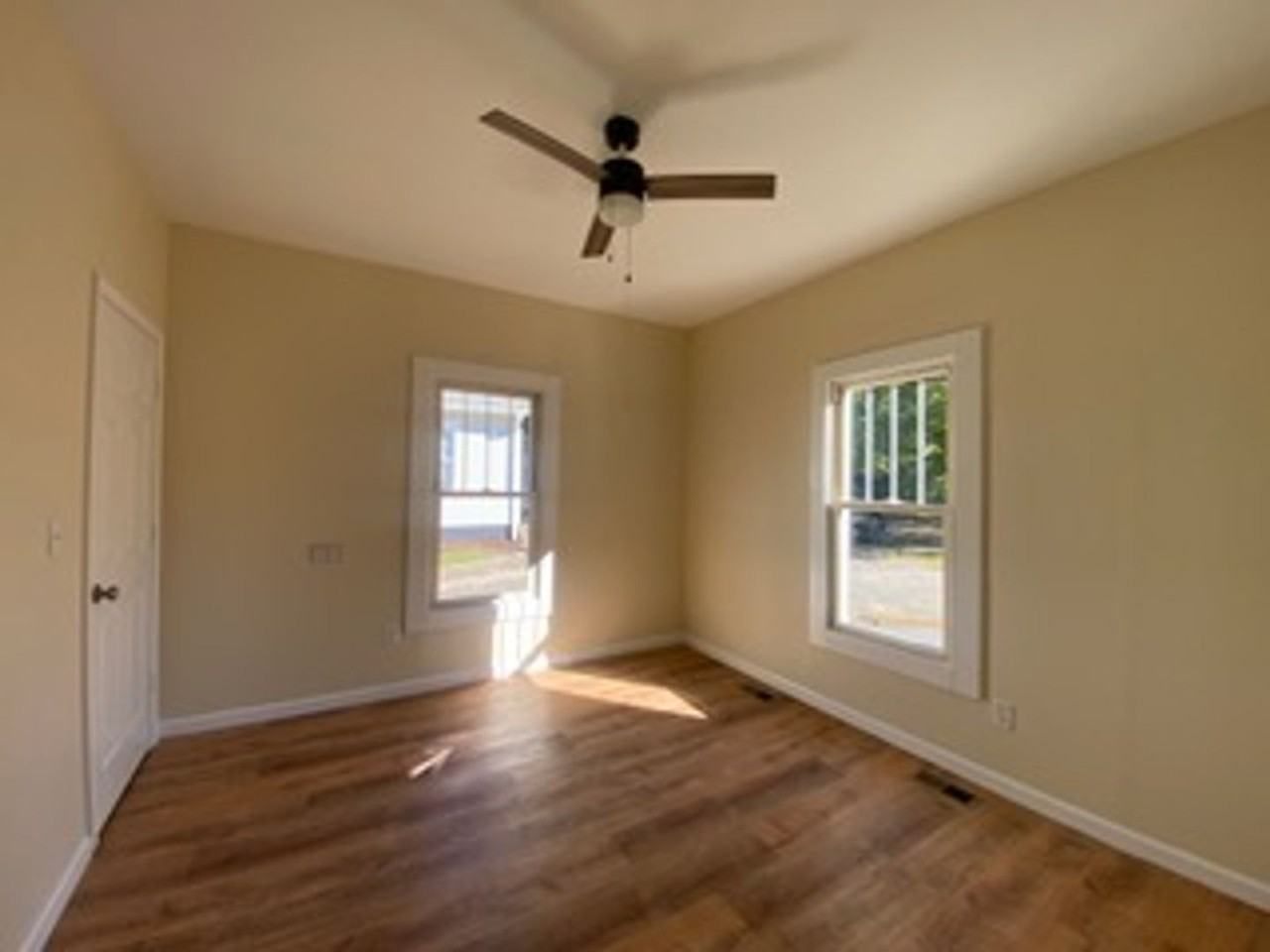 403 Hillcrest Ave - Photo 5 of 11