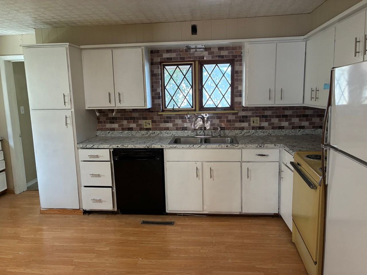 1202 Crescent Ave - Photo 3 of 10