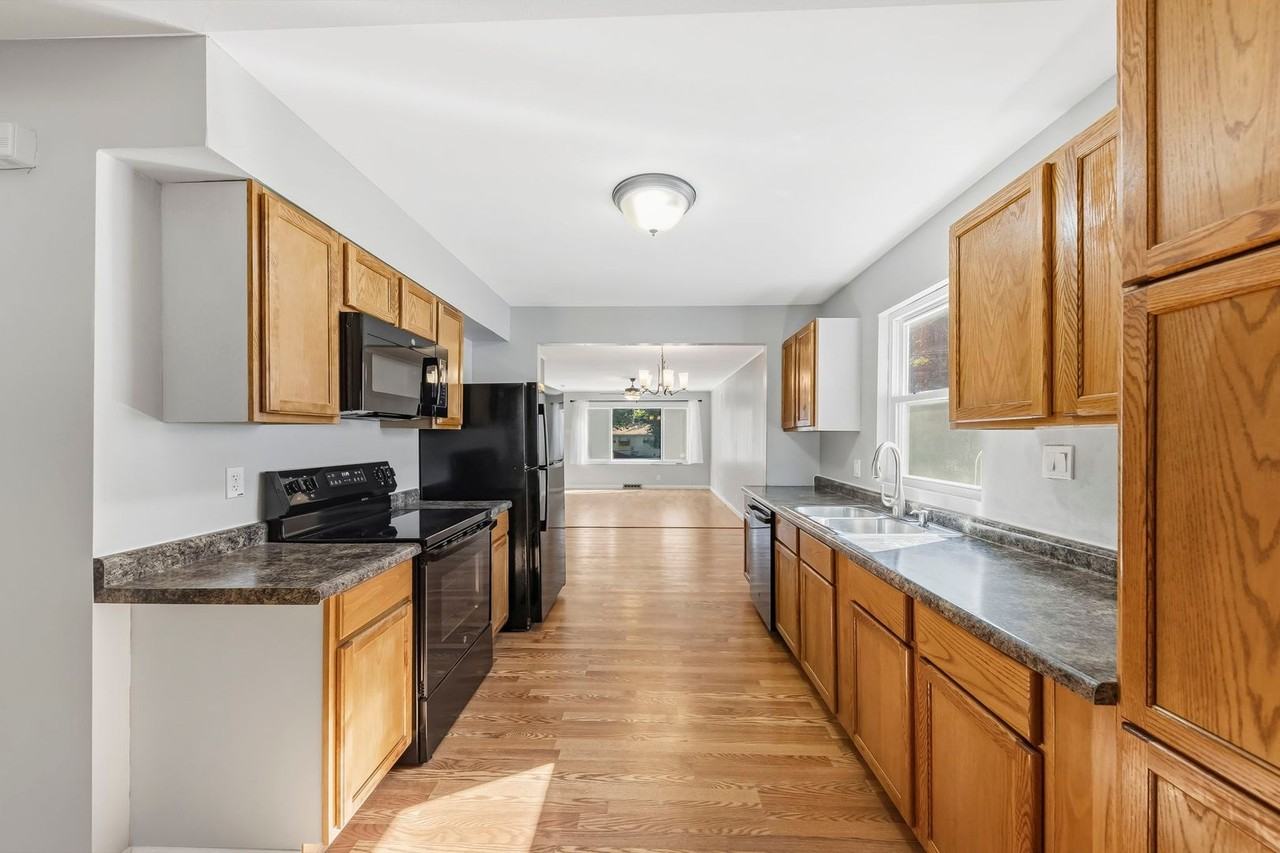 10048 Lord Dr - Photo 3 of 50
