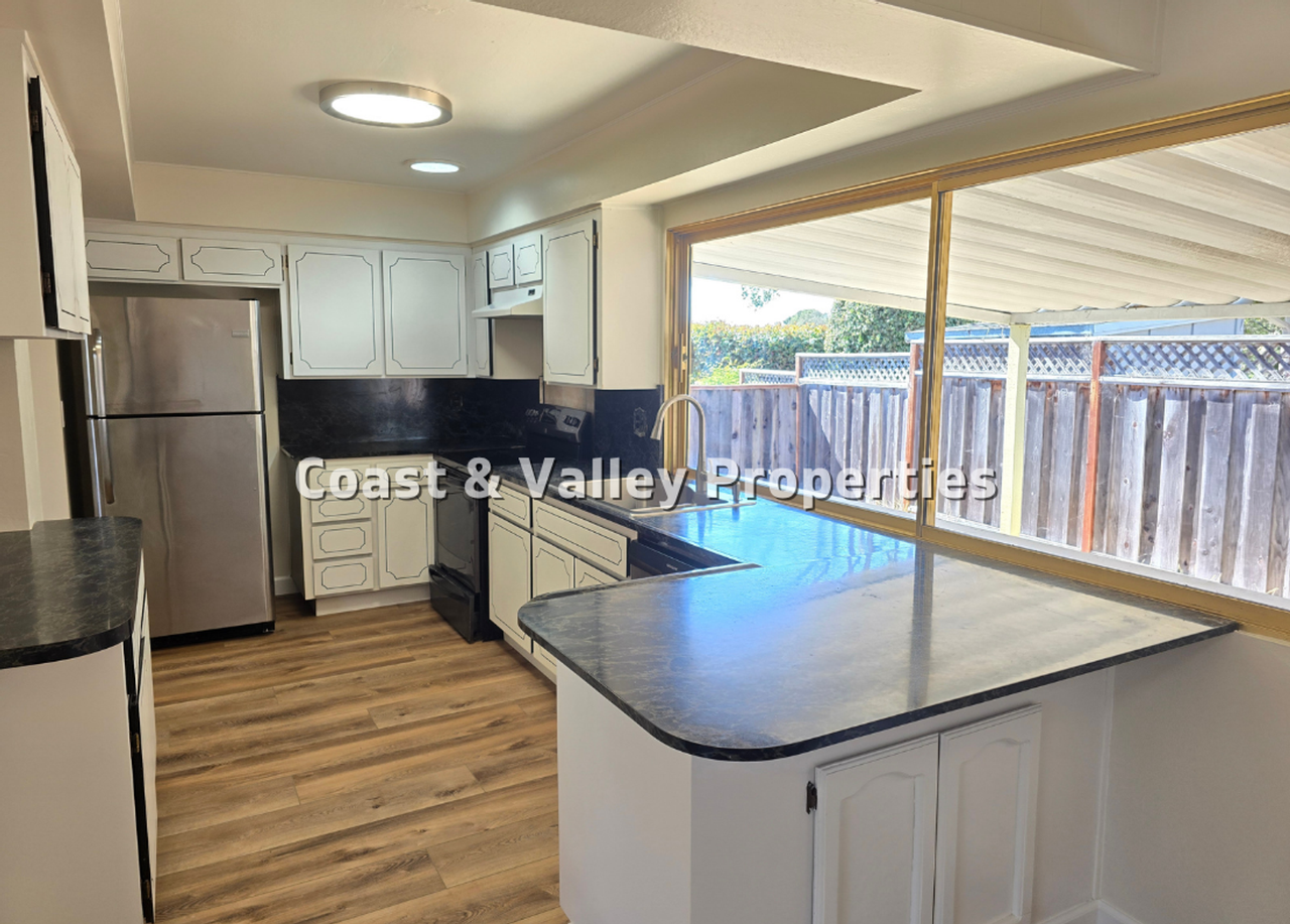 15480 Oak Hills Dr - Photo 4 of 11