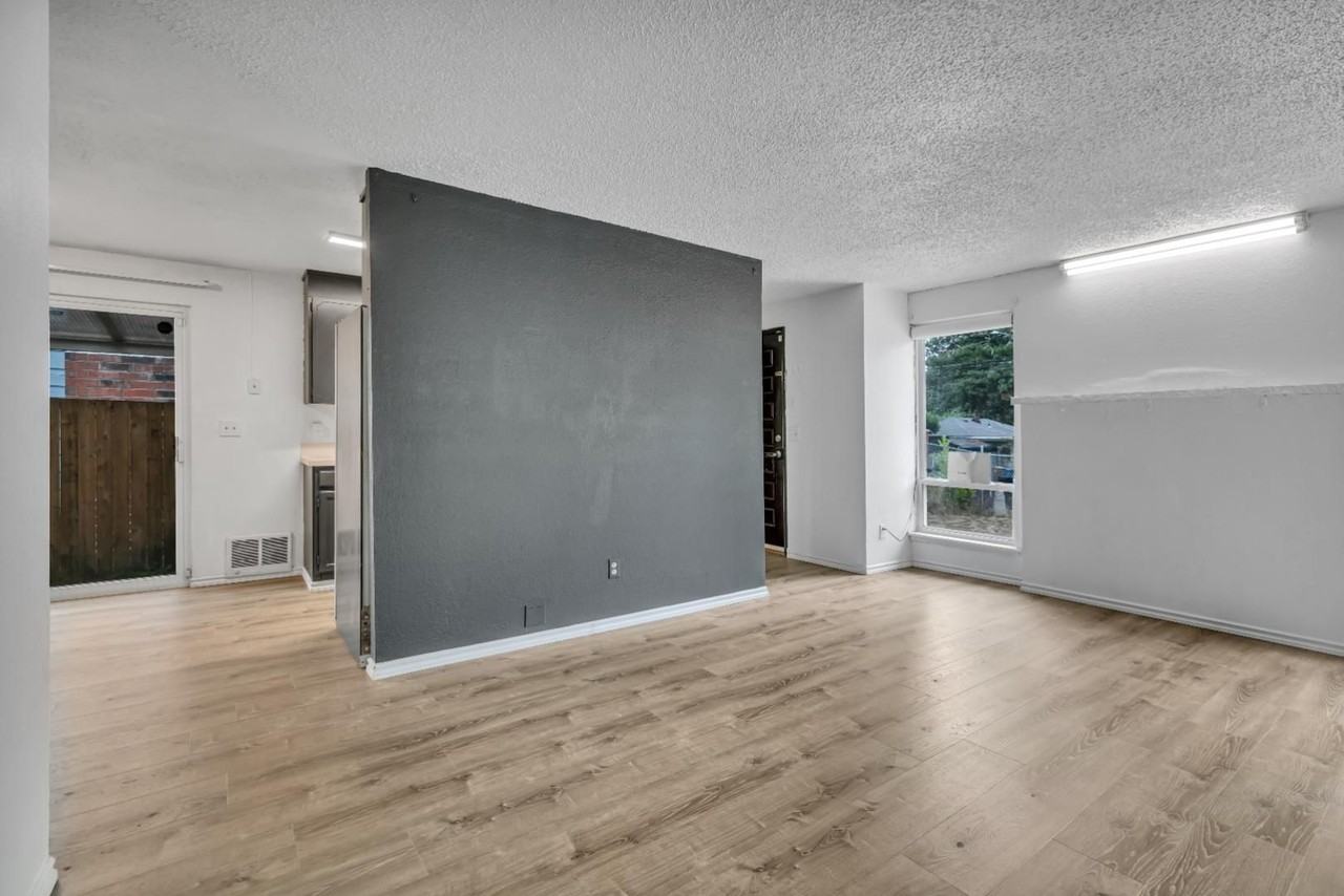 4622 E C St - Photo 5 of 24