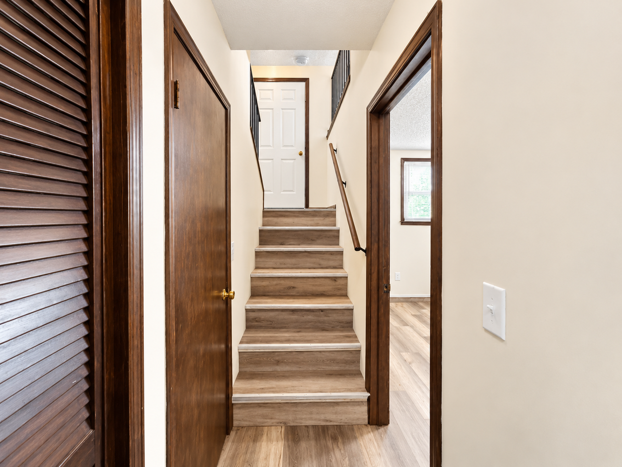 214 S Sheridan St - Photo 3 of 10
