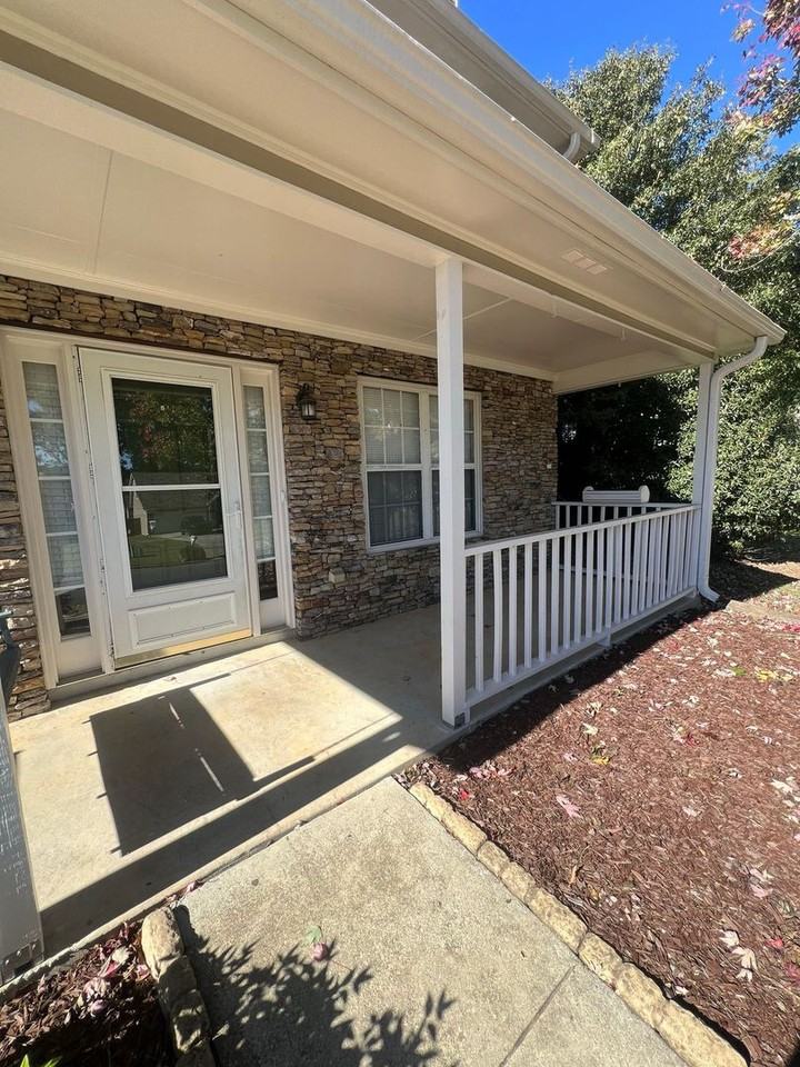 3835 Cool Springs Pt - Photo 3 of 31