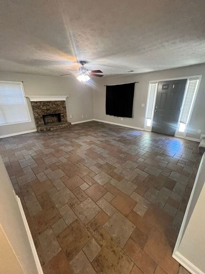 3835 Cool Springs Pt - Photo 4 of 31