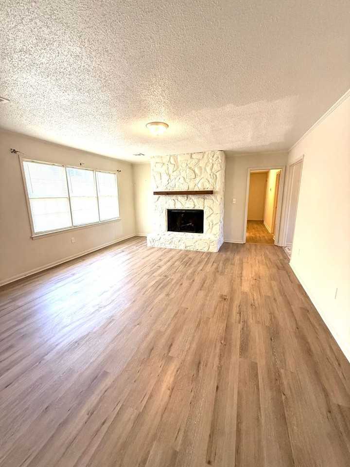3615 Fieldcrest Dr - Photo 4 of 20