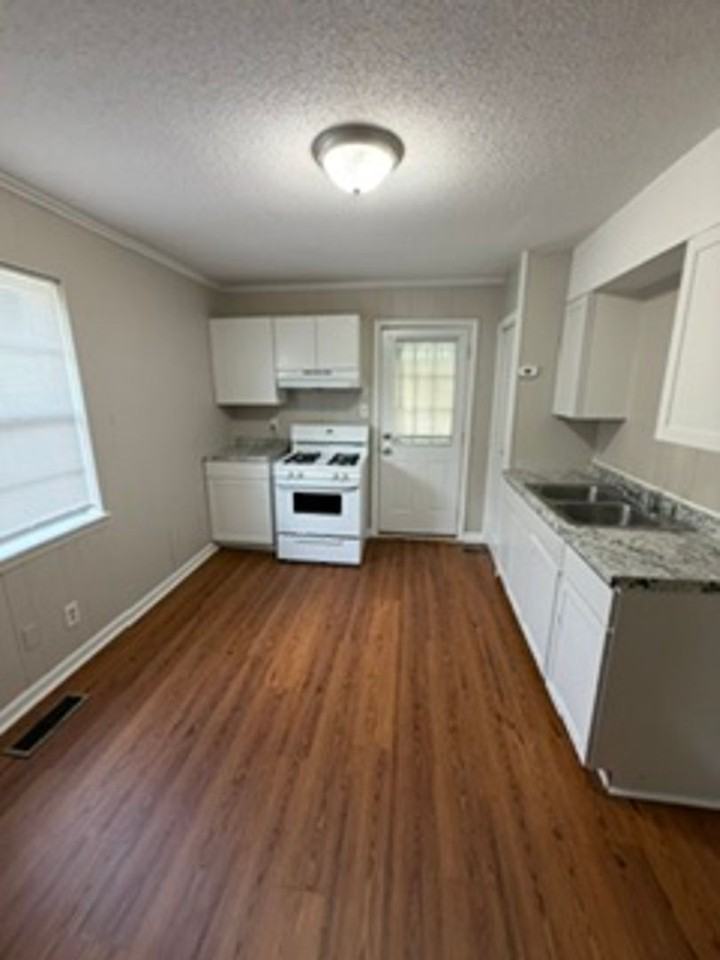 258 Oak St - Photo 7 of 15