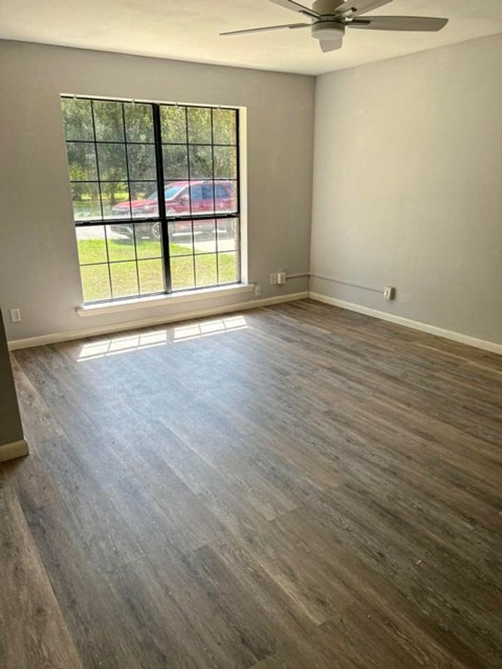 204 Old Oak Ln - Photo 4 of 22