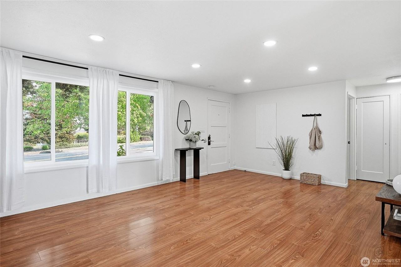 17211 5th Ave Ne - Photo 6 of 25