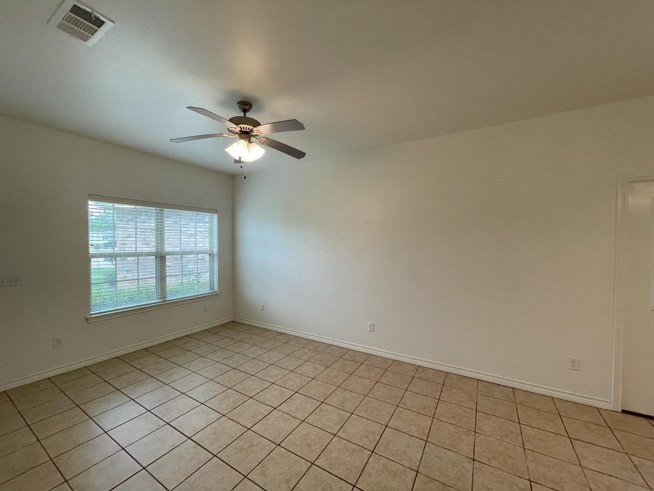 501 East Bryson Avenue - Photo 7 of 23