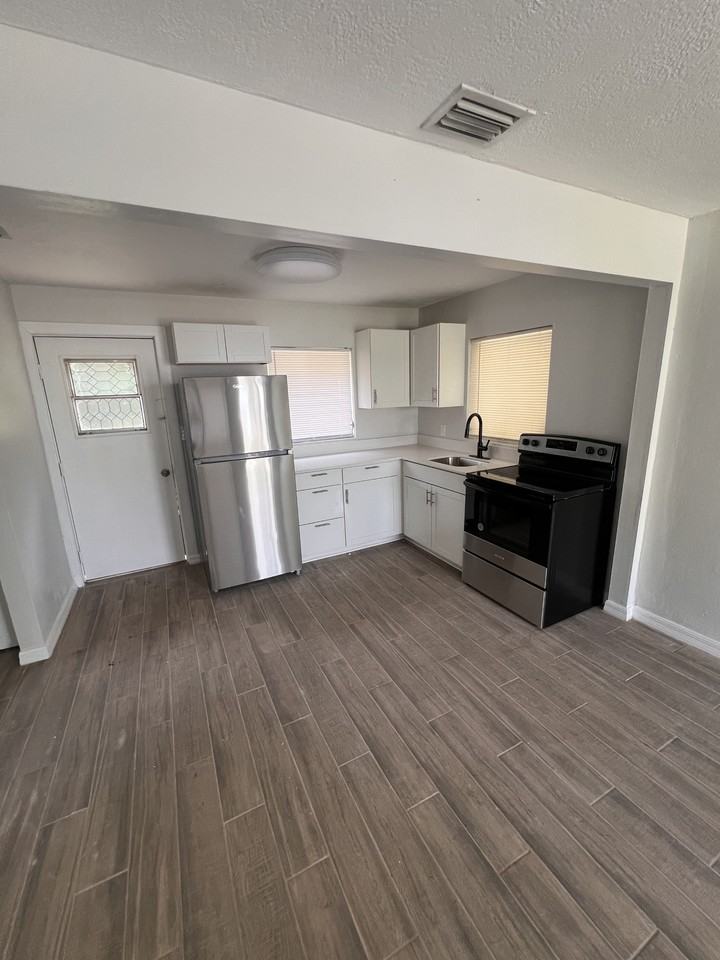 924.5 North Amelia Ave - Photo 3 of 8