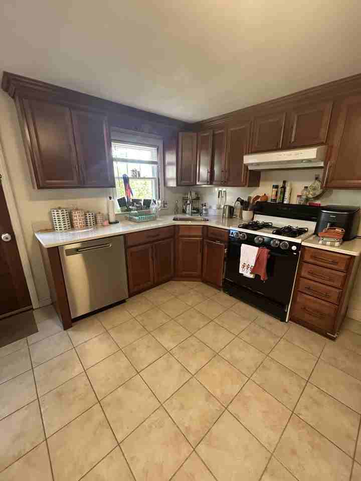 146 Hibbert St #1 - Photo 6 of 16