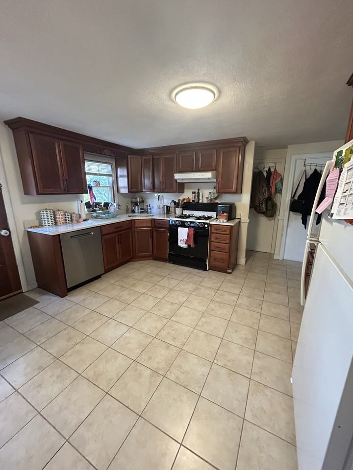 146 Hibbert St #1 - Photo 7 of 16