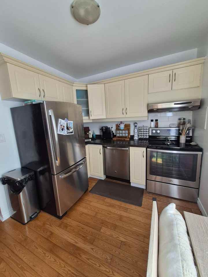 218 Broadview Ave - Photo 2 of 5