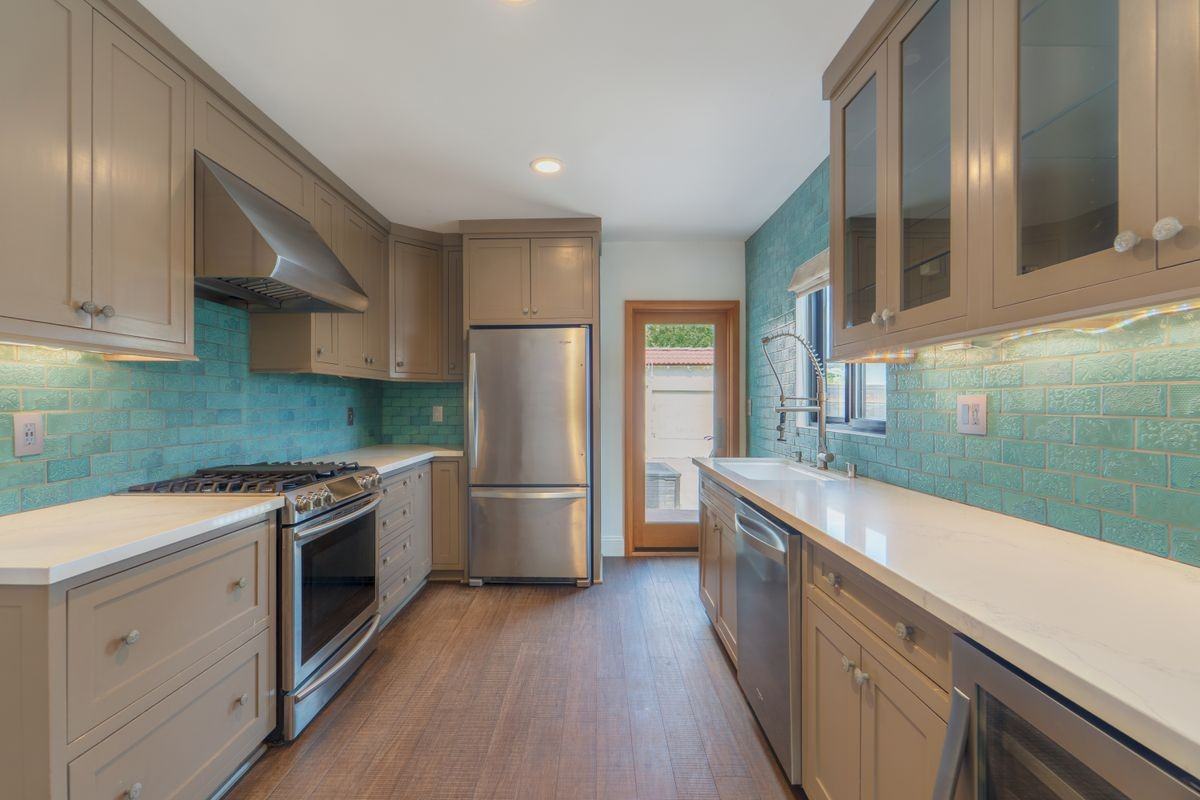 15359 Wyandotte St - Photo 2 of 41