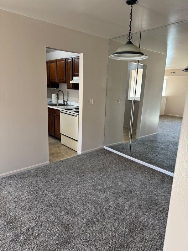 405 Sunset Ln - Photo 7 of 11