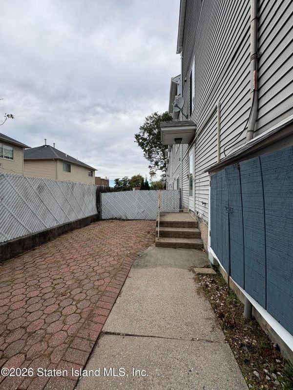 16 Roosevelt Ct - Photo 2 of 5