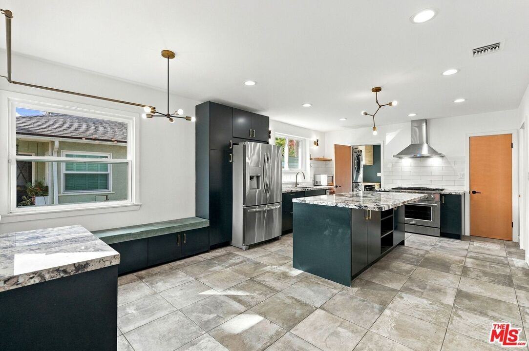 6107 Longridge Ave - Photo 4 of 31