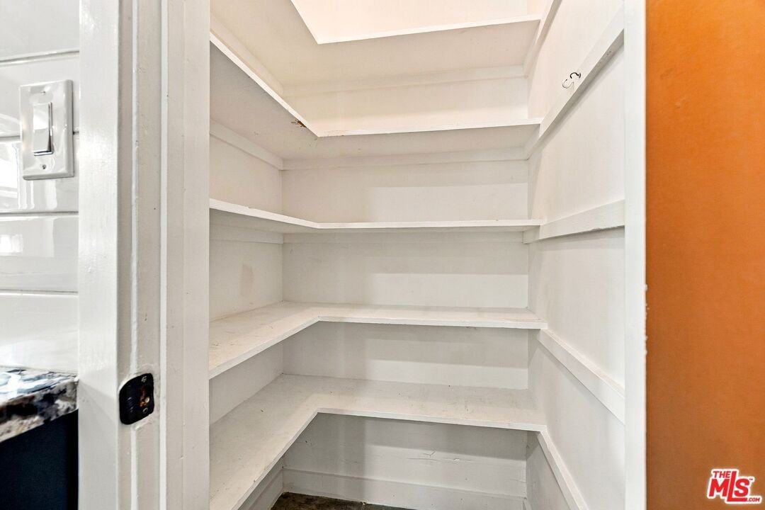 6107 Longridge Ave - Photo 7 of 31