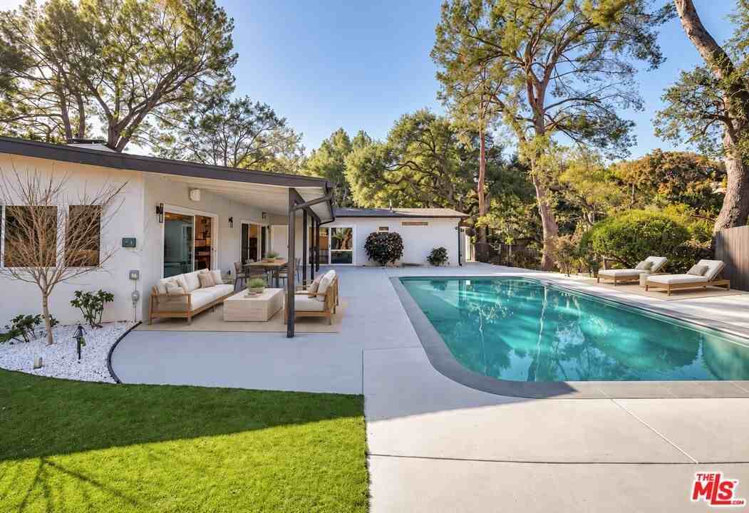 16047 Meadowcrest Rd - Photo 7 of 48