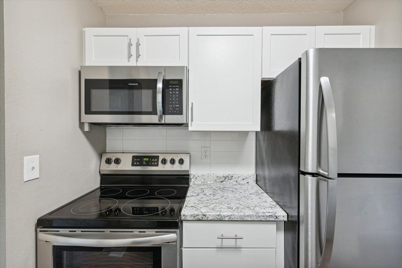 4101 Harvest Ln - Photo 5 of 9