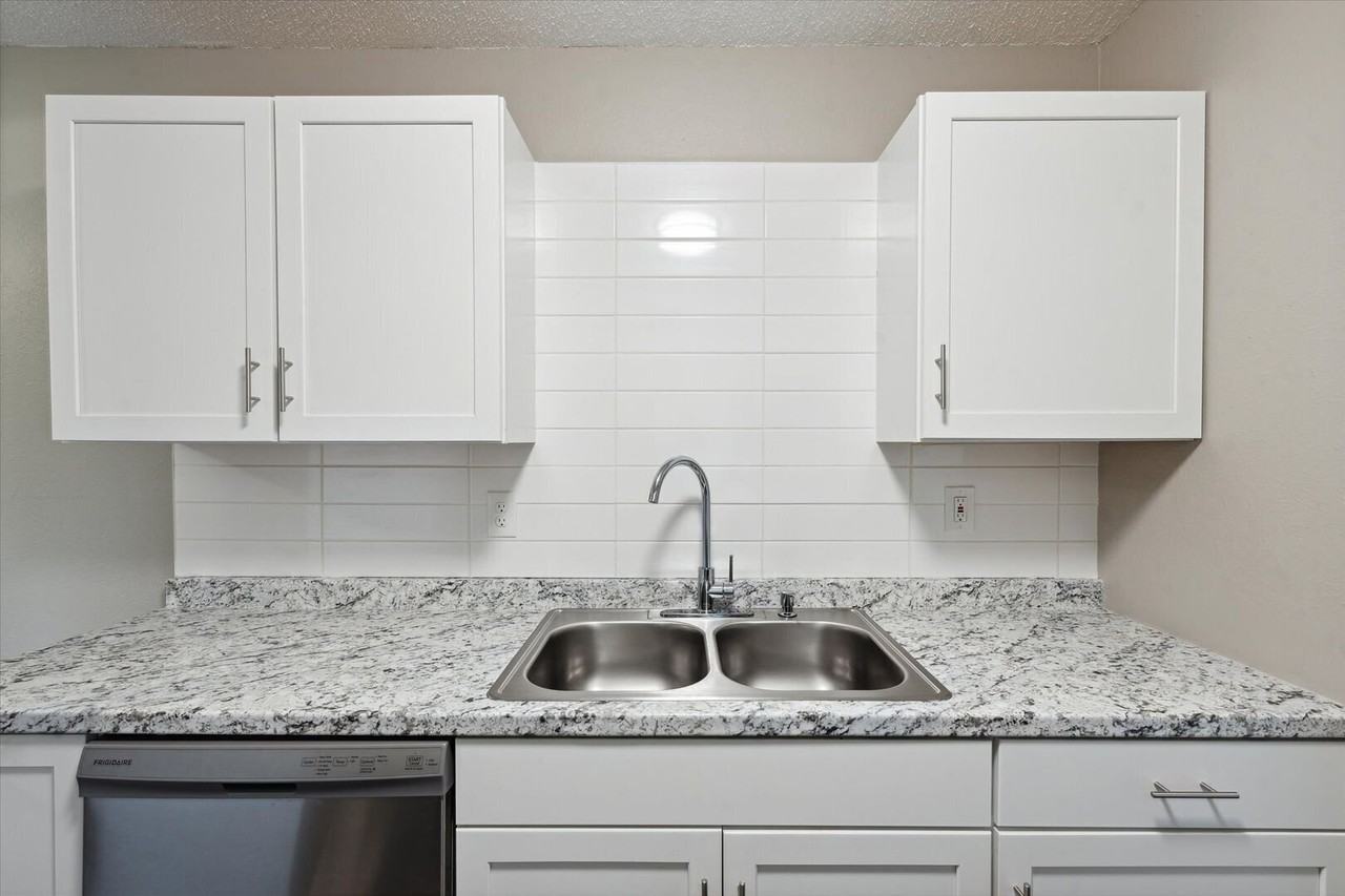 4101 Harvest Ln - Photo 7 of 9