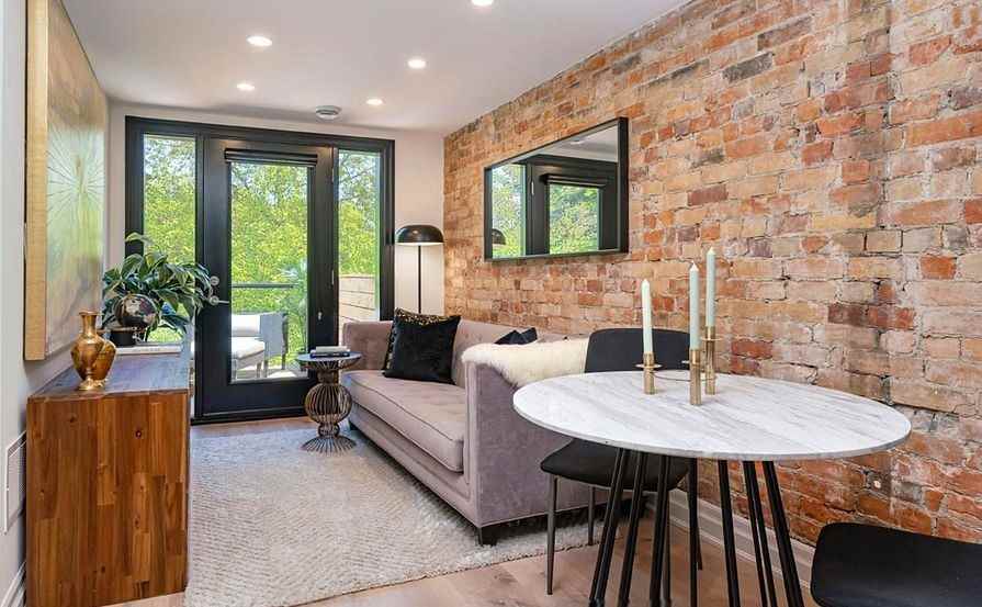 121 Sorauren Ave #2