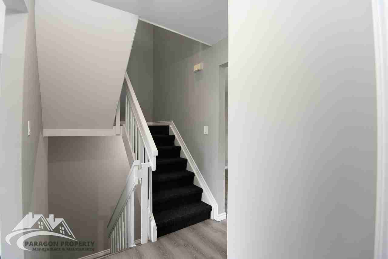 18 Louella Cres #1 - Photo 3 of 14
