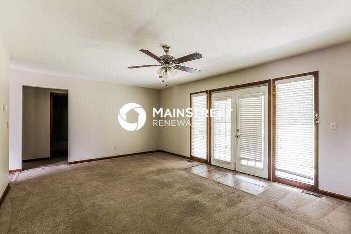 304 Preston St - Photo 4 of 16