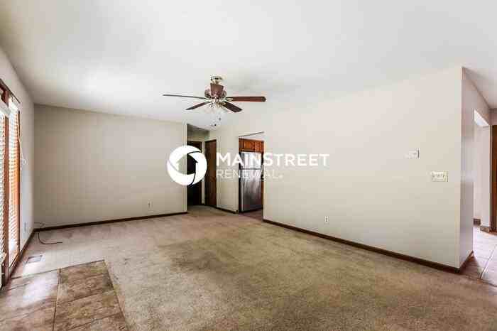 304 Preston St - Photo 5 of 16