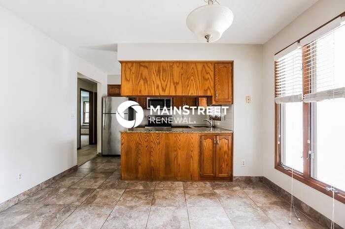 304 Preston St - Photo 6 of 16