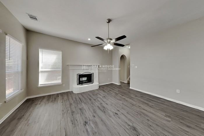 1602 Wood Ridge Ct - Photo 4 of 23
