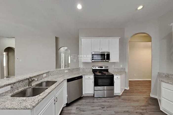 1602 Wood Ridge Ct - Photo 6 of 23