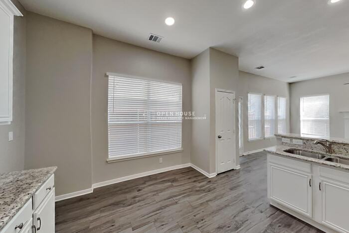 1602 Wood Ridge Ct - Photo 7 of 23