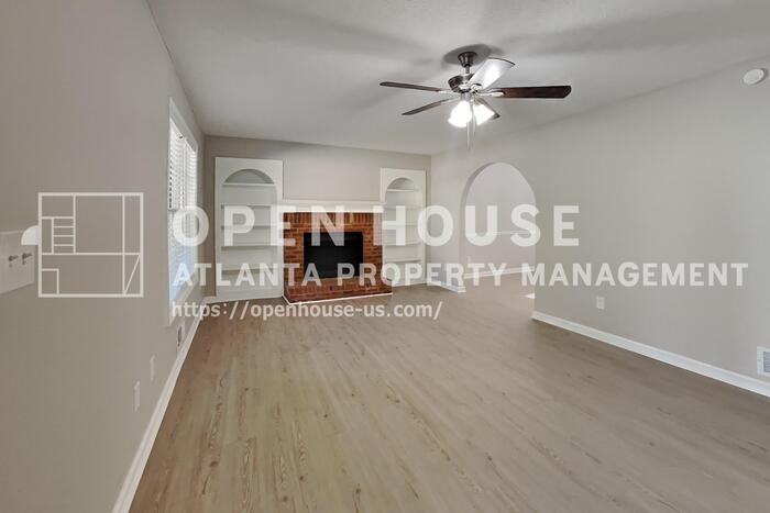 1085 Crystal Water Dr - Photo 4 of 20