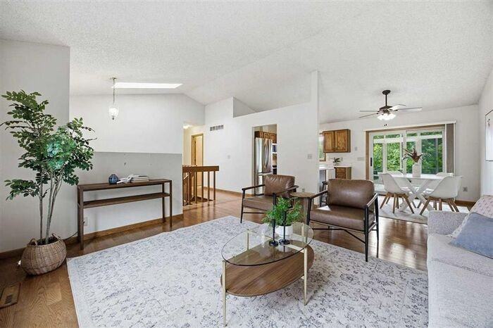 1760 Lynncrest Dr - Photo 3 of 25