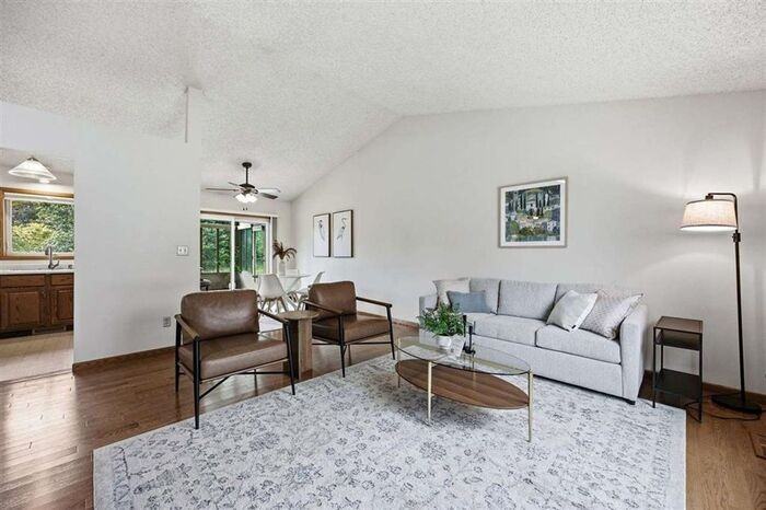 1760 Lynncrest Dr - Photo 4 of 25