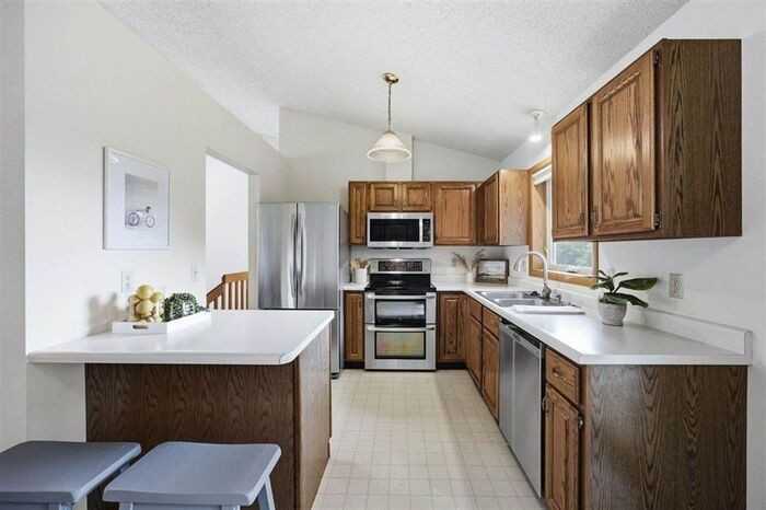 1760 Lynncrest Dr - Photo 7 of 25
