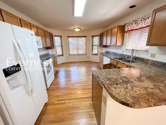 8310 Scarborough Dr - Photo 4 of 24