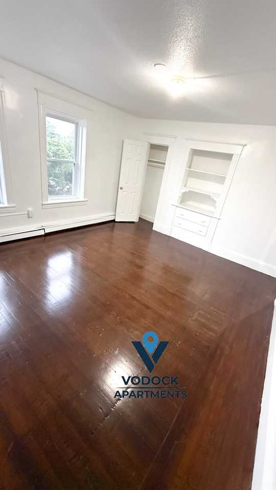 528 Union St #4R - Photo 2 of 11