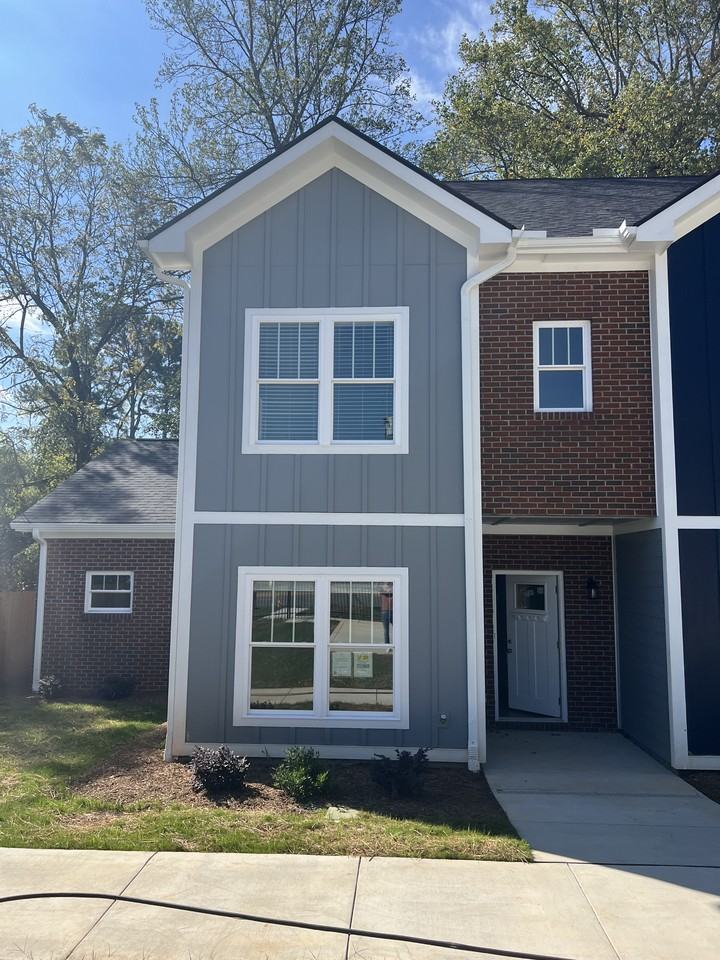 2920 Shamrock Dr - Photo 2 of 21