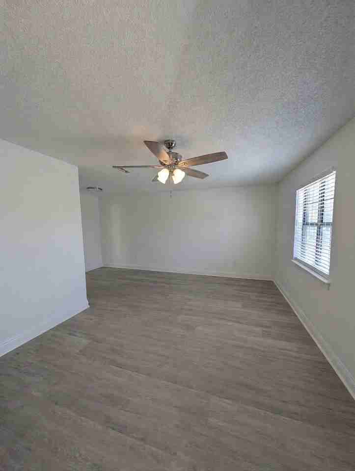 531 S Woodburn Dr - Photo 3 of 7