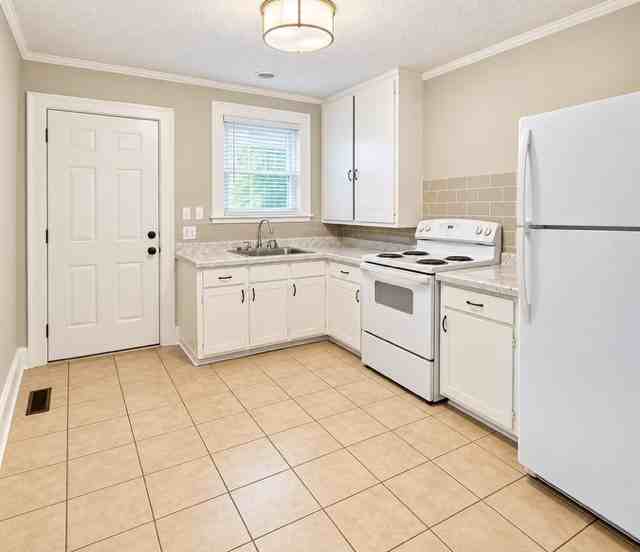 615 E Maple Ave - Photo 4 of 10