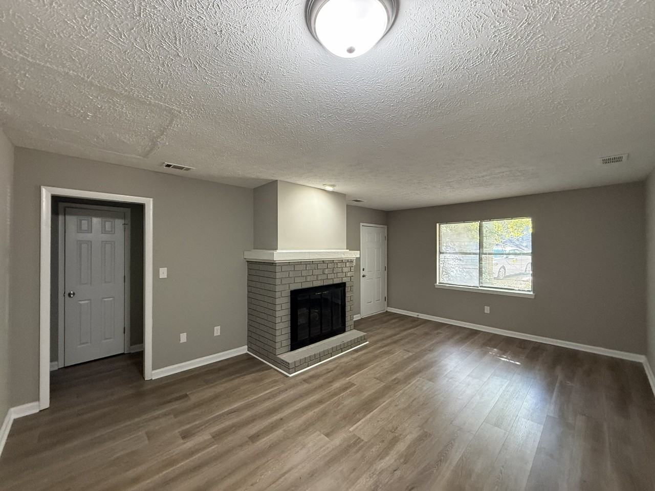 1060/1062 Sourwood Ct - 1060 #1060ATHNS - Photo 3 of 13