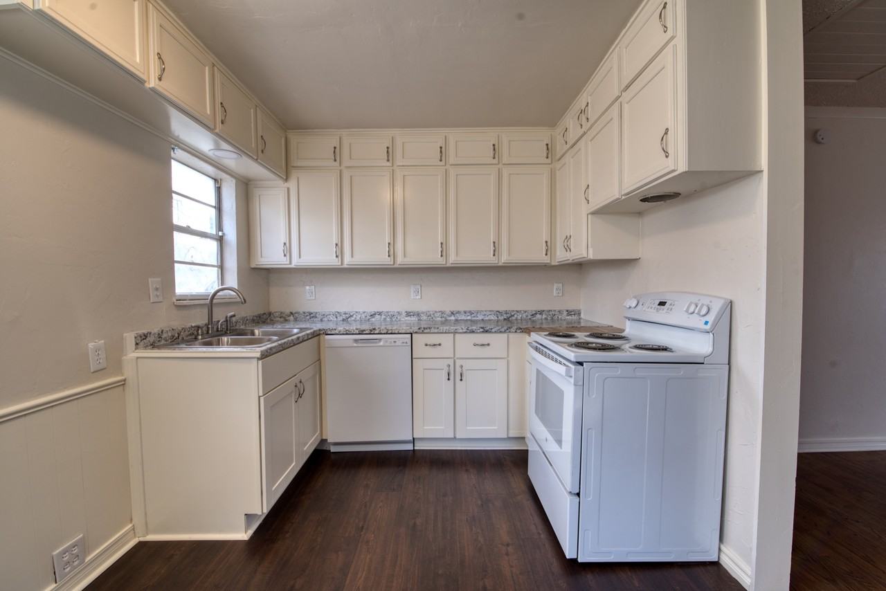2000 Nw 38th St #1 - Photo 4 of 19