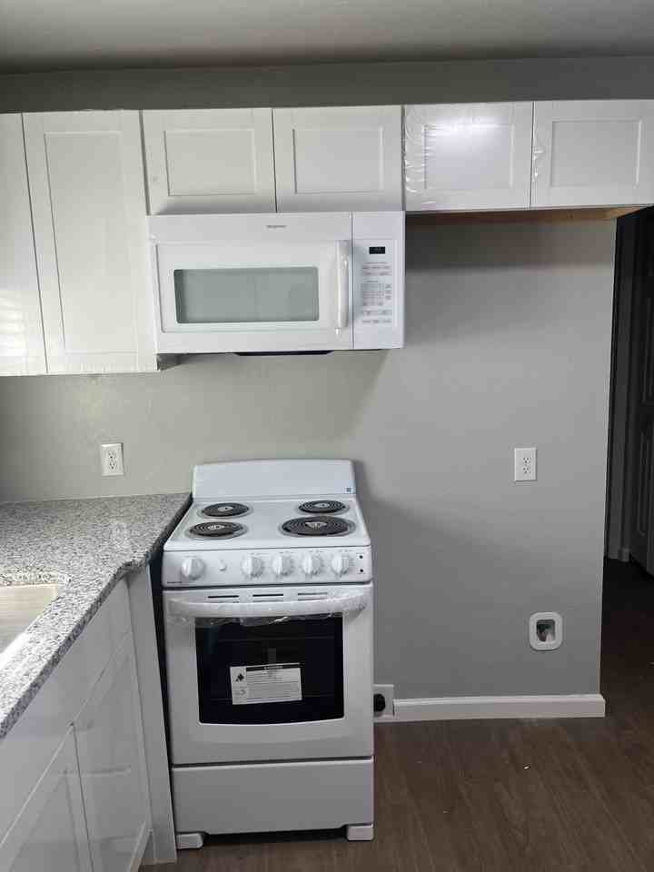 1211 E Margaret St #1 - Photo 2 of 10
