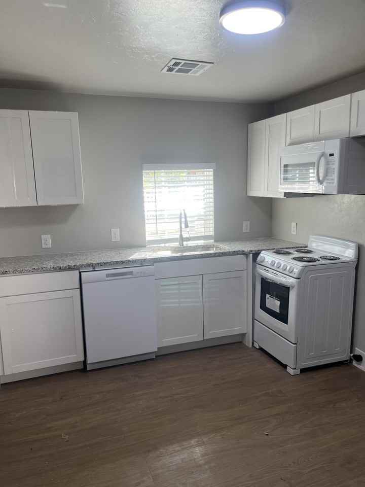 1211 E Margaret St #1 - Photo 3 of 10