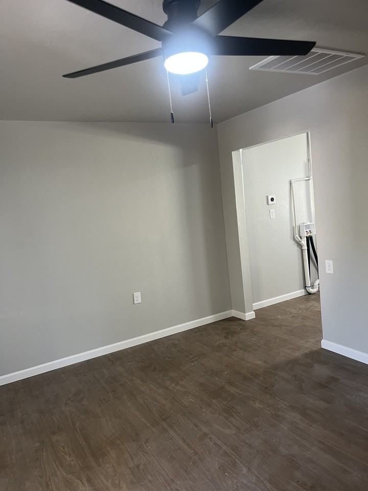 1211 E Margaret St #1 - Photo 4 of 10